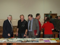 Ю.Ф. Кирюшин, В.С. Удодов и А.Б. Шамшин рассматривают выставку книг